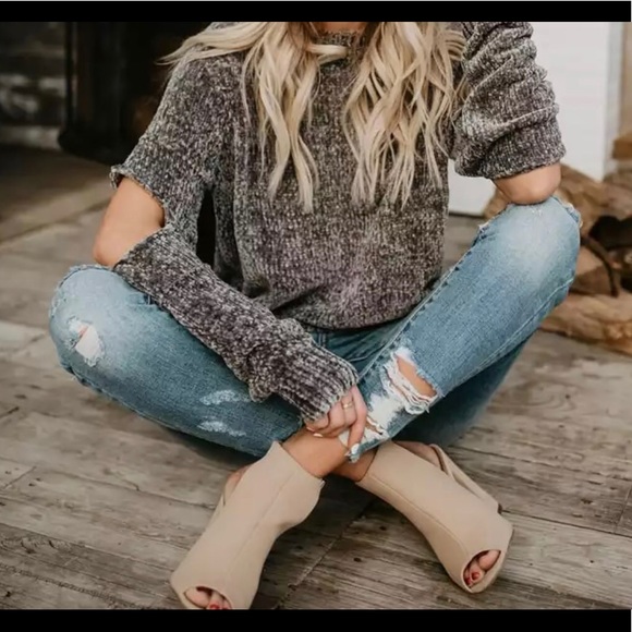 ✨3x HP!!✨Cozy Gray Chenille Cut Out Sweater✨ - Picture 2 of 8